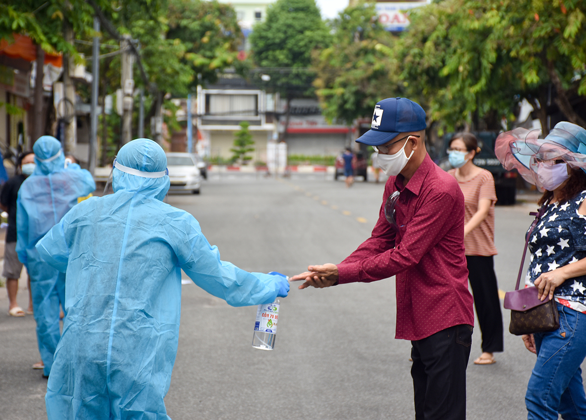 Người dân phải thực hiện sát khuẩn và các quy định 5k của Bộ Y tế tại các điểm lấy mẫu.