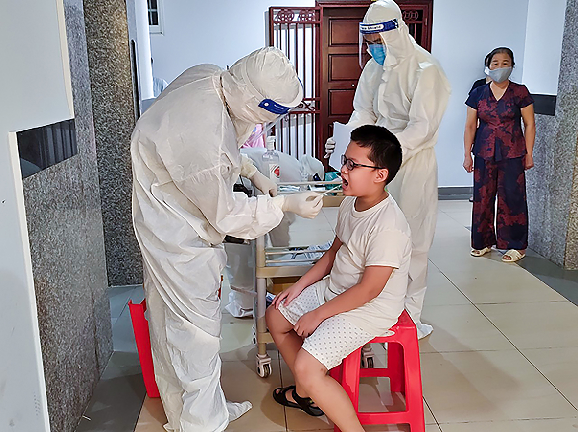 Nhân viên y tế xét nghiệm cho người dân tận các tầng nhà của Chung cư Vũng Tàu Center, phường Thắng Nhì.