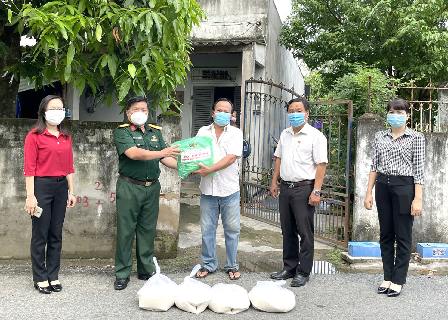 Đại diện UBMTTQVN TP. Bà Rịa và ban ngành, đoàn thể phát gạo, tặng quà cho người dân ở phường Phước Hưng, TP. Bà Rịa.