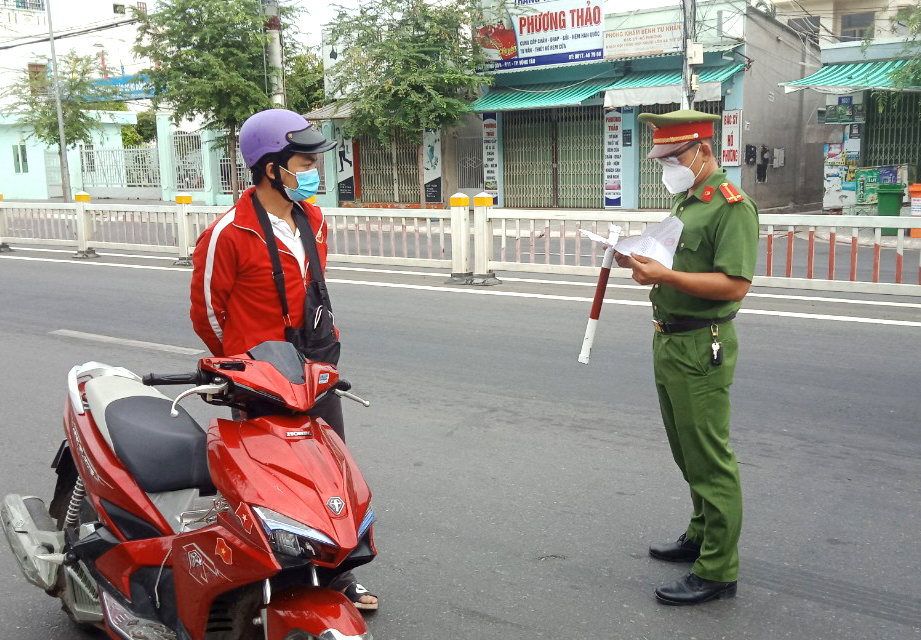 Công an phường 11 kiểm tra giấy tờ lưu thông trên đường tại đường 30/4, TP. Vũng Tàu.