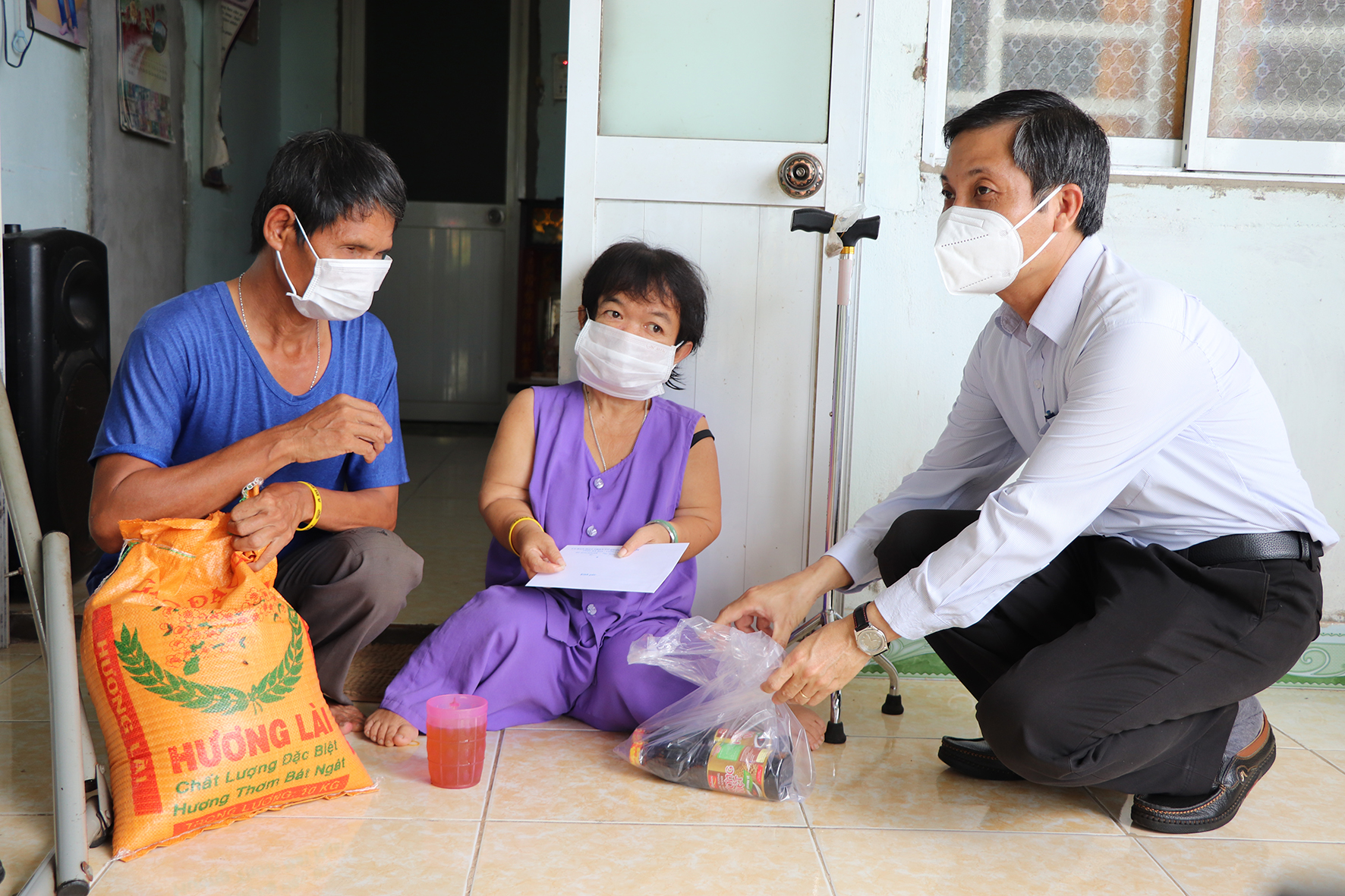  Ông Nguyễn Kế Toại, Phó Chủ tịch Ủy ban MTTQVN tỉnh đến thăm, tặng quà cho hộ ông Lê Công Thanh (chồng bị khiếm thị, vợ khuyết tật), ngụ ấp Phước Trinh, xã Tam Phước.