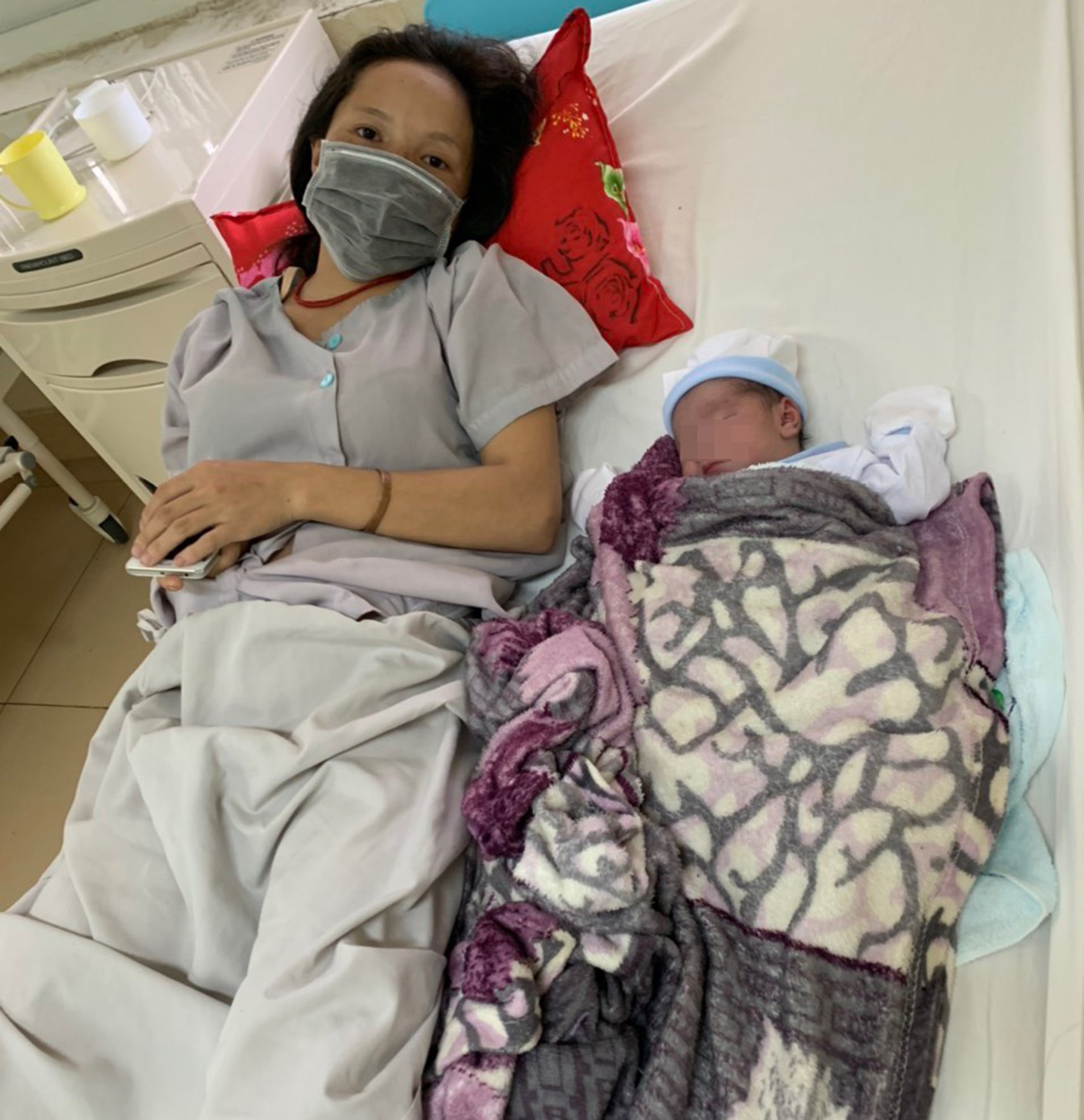 Sản phụ Lý Thị Xe được đưa đi sin tại Bệnh viện Bà Rịa mẹ tròn con vuông.