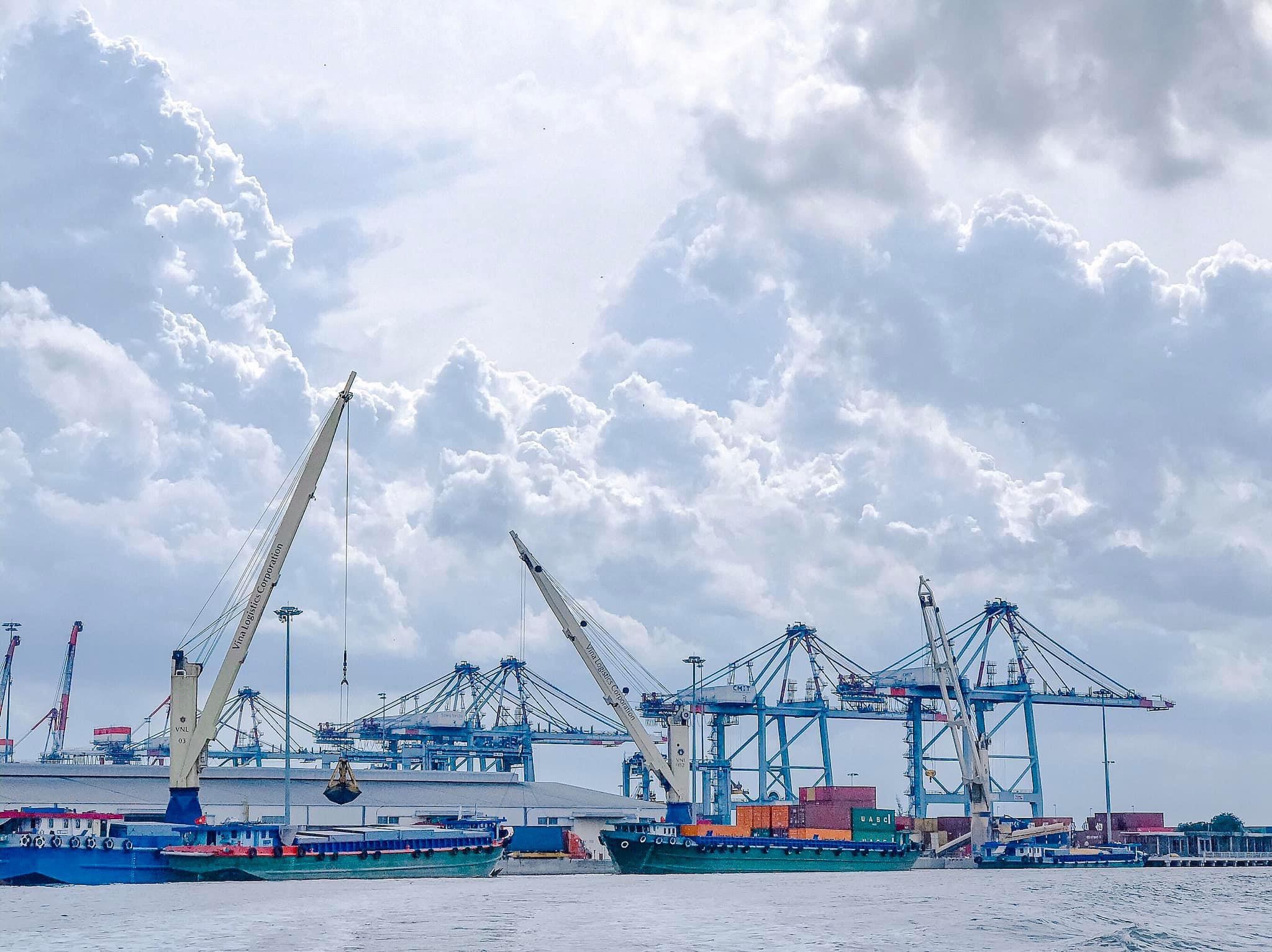Xếp dỡ hàng container tại Cảng Hưng Thái (TX. Phú Mỹ).