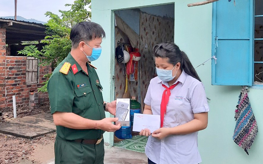 Đại diện BCHQS TX. Phú Mỹ tặng điện thoại thông minh cho học sinh có hoàn cảnh khó khăn.