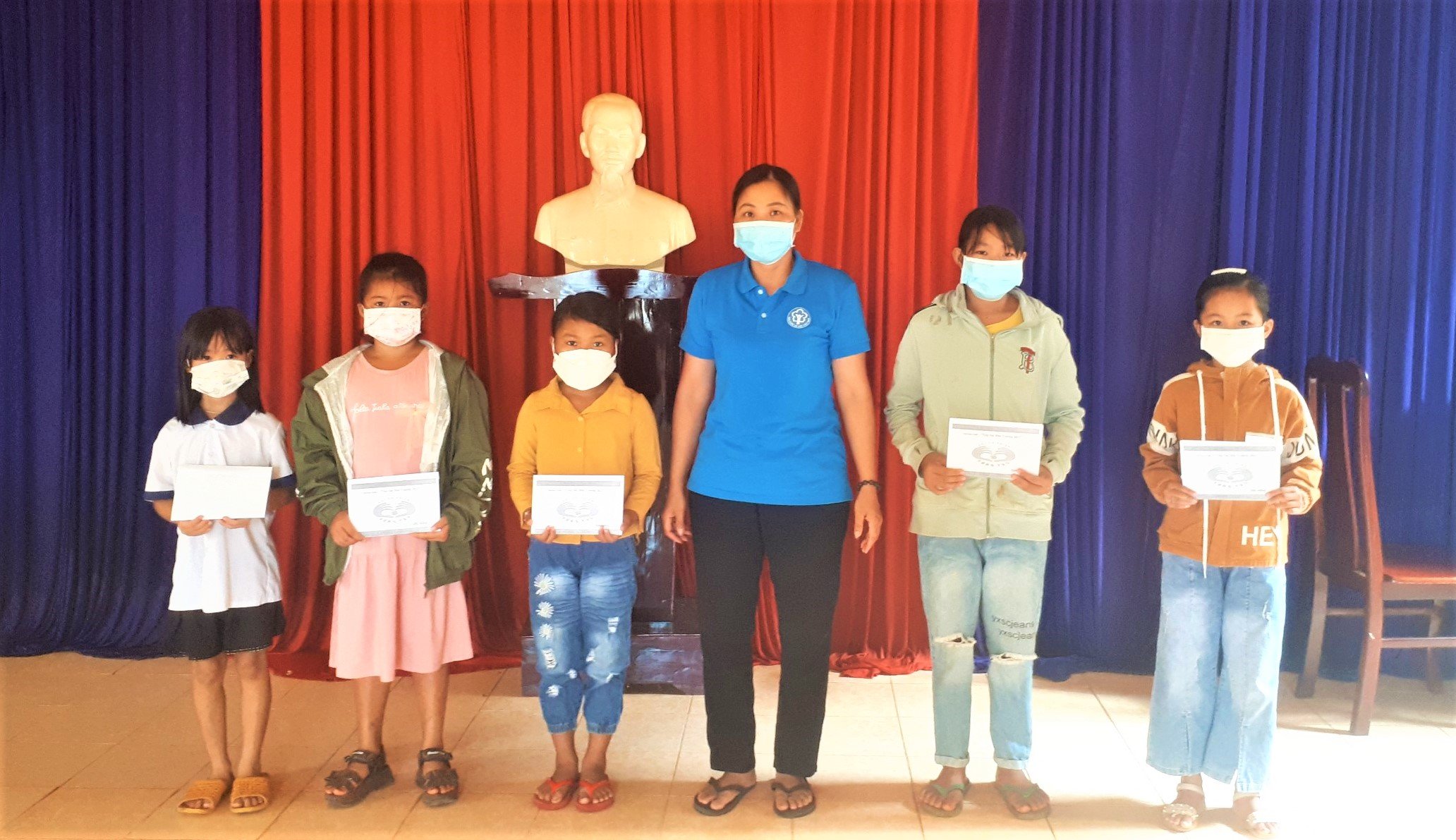 Đại diện Hội LHPN xã Hòa Hiệp trao học bổng cho HS có hoàn cảnh khó khăn.