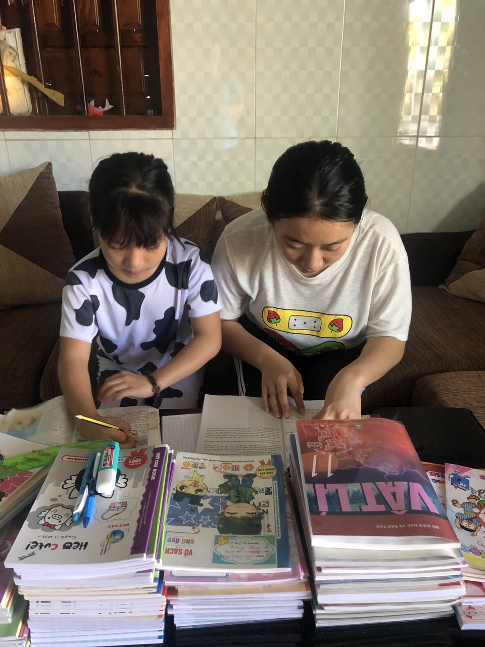 Đến thời điểm này, một số HS chưa đủ thiết bị học trực tuyến, Trong ảnh: Hai chị em em Nguyễn Thị Thùy Trang, HS Trường Phổ thông Dân tộc nội trú chưa đủ thiết bị học trực tuyến.