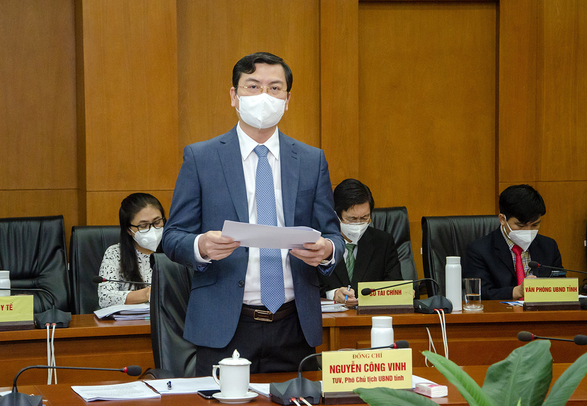 Ông Nguyễn Công Vinh, Phó Chủ tịch UBND tỉnh, Tổ Trưởng Tổ công tác đặc biệt của tỉnh về tháo gỡ khó khăn cho DN bị ảnh hưởng bởi dịch COVID-19 ghi nhận, giải đáp các ý kiến và đề xuất của DN, nhà đầu tư tại hội nghị.