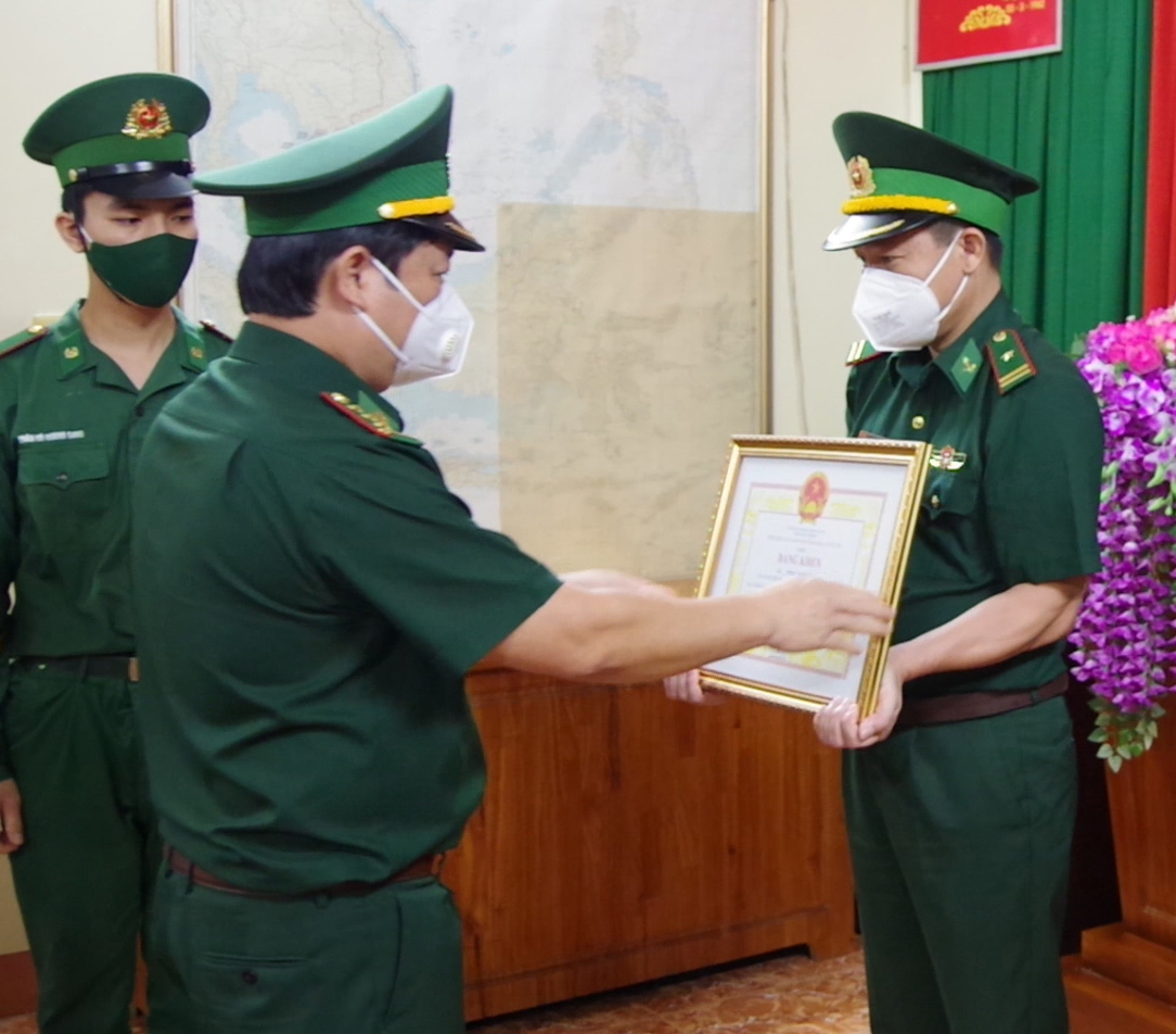 Thượng tá Nguyễn Hùng Sơn, Chỉ huy trưởng Bộ Chỉ huy BĐBP tỉnh trao Bằng khen của Chủ tịch UBND tỉnh cho tập thể và cá nhân có thành tích xuất sắc trong công tác phòng, chống dịch COVID-19.