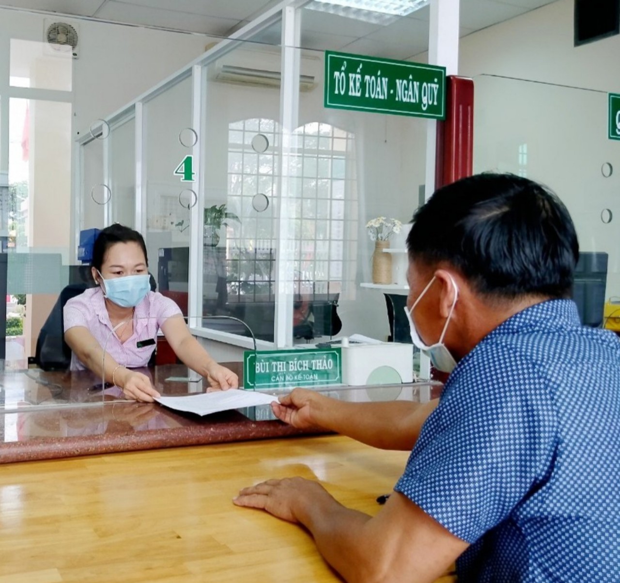 Đại diện Công ty TNHH Mai Anh (một trong 5 DN được vay vốn trả lương cho người lao động) làm thủ tục nhận vốn vay tại NHCSXH huyện Xuyên Mộc.