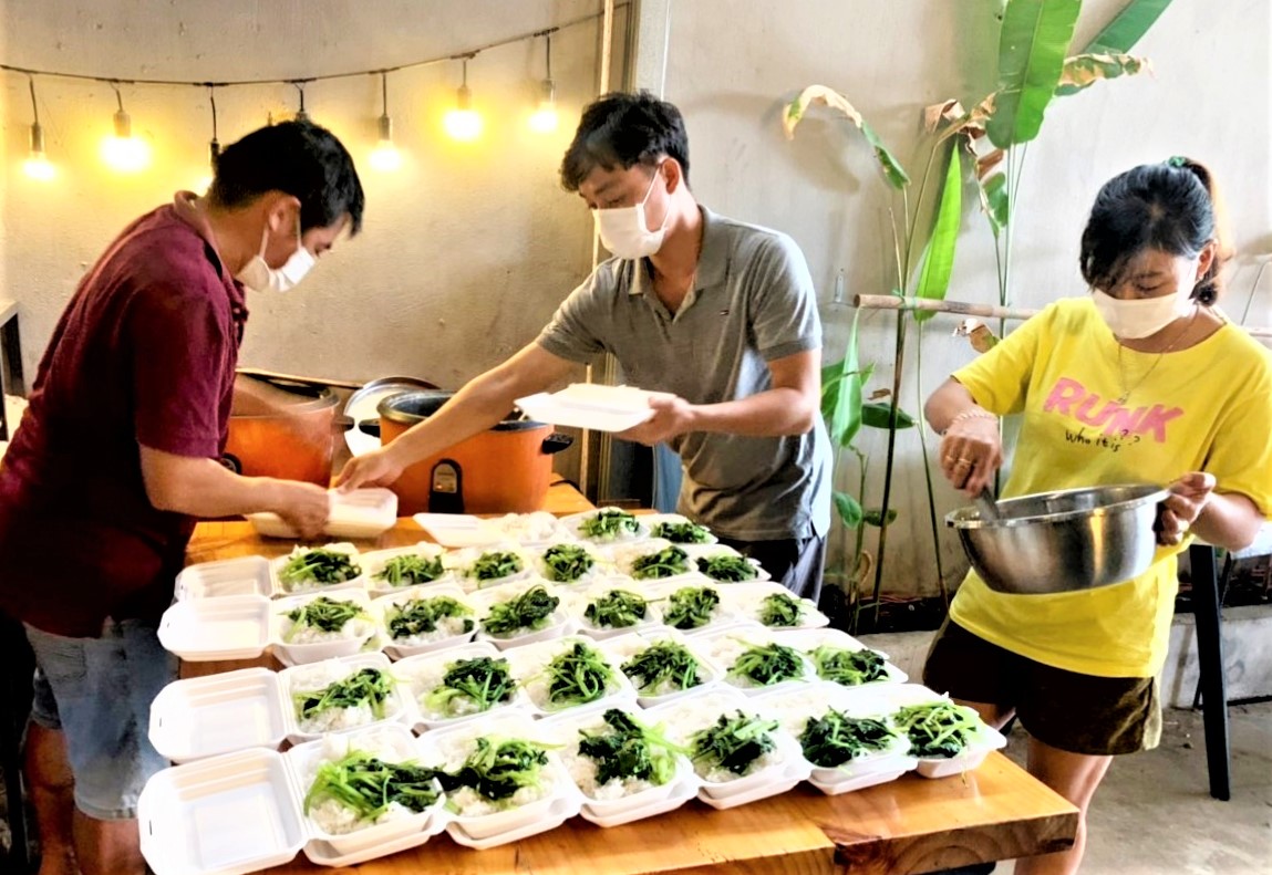  Các thành viên bếp ăn 0 đồng của Hội LHPN phường Hắc Dịch (TX. Phú Mỹ) phân chia thức ăn vào hộp để mang tới từng chốt trực.