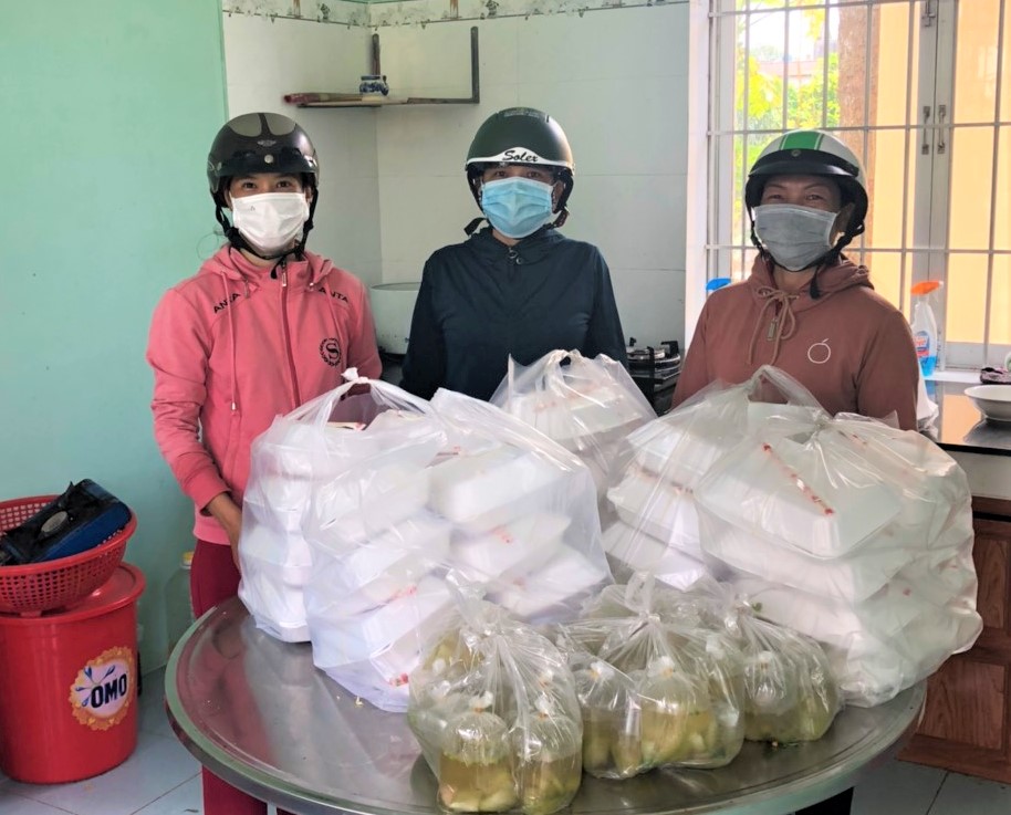  Những phần cơm nóng hổi được đóng hộp, sẵn sàng mang đến UBND xã Láng Lớn (huyện Châu Đức) để giao cho lực lượng làm nhiệm vụ tại các chốt trực.
