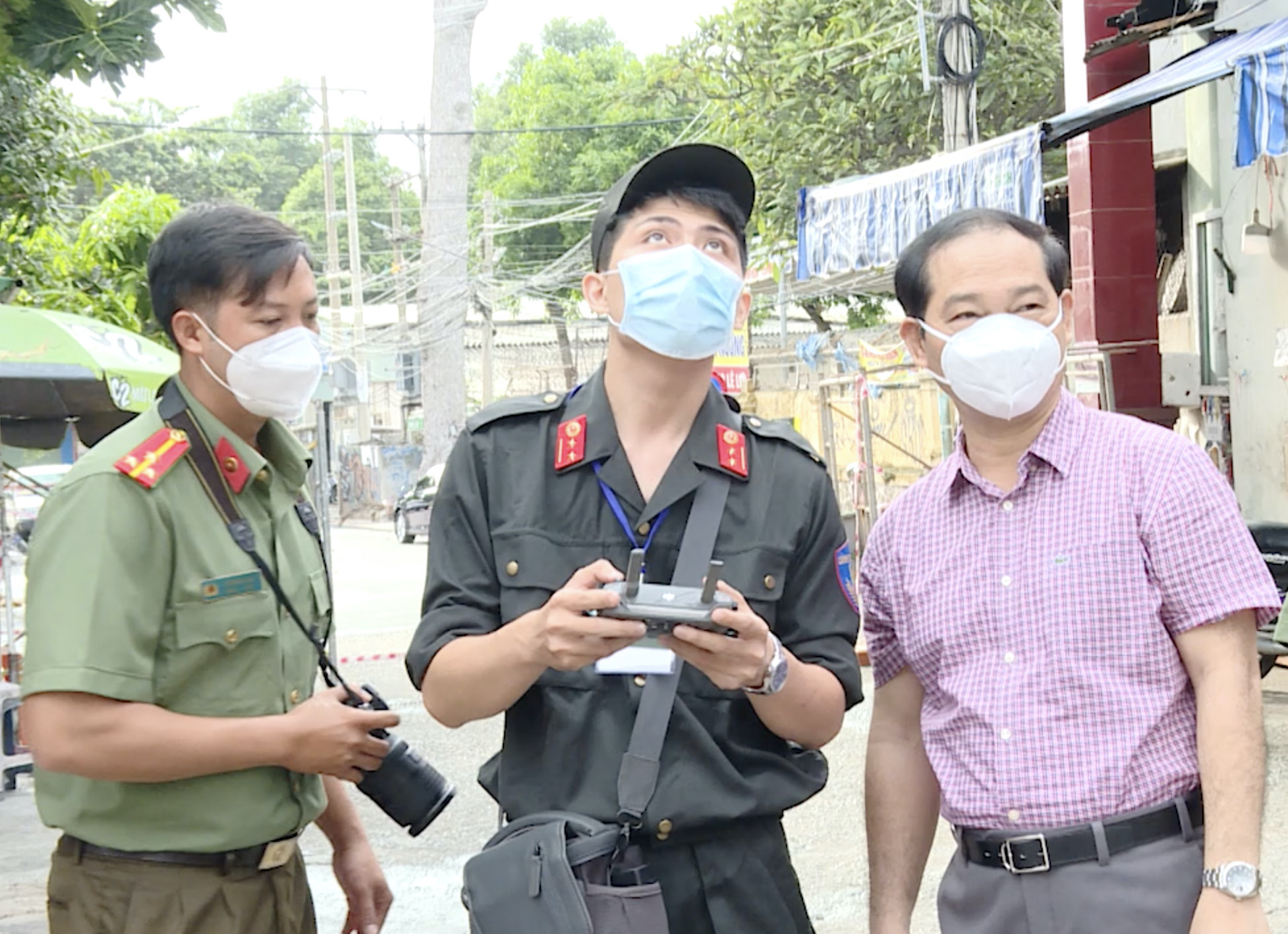 Ông Mai Ngọc Thuận, Ủy viên Ban Thường vụ Tỉnh ủy, Phó Chủ tịch HĐND tỉnh, Phó Trưởng BCĐ Phòng, chống dịch COVID-19 tỉnh kiểm tra công tác giám sát bằng flycam tại phường Thắng Nhì (TP. Vũng Tàu).