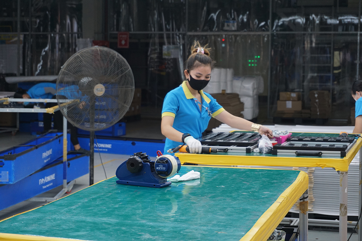 Nhờ thực hiện hiệu quả các giải pháp phòng, chống dịch, Công ty THHH Pavonine Vina vẫn bảo đảm được 90% kế hoạch sản xuất.