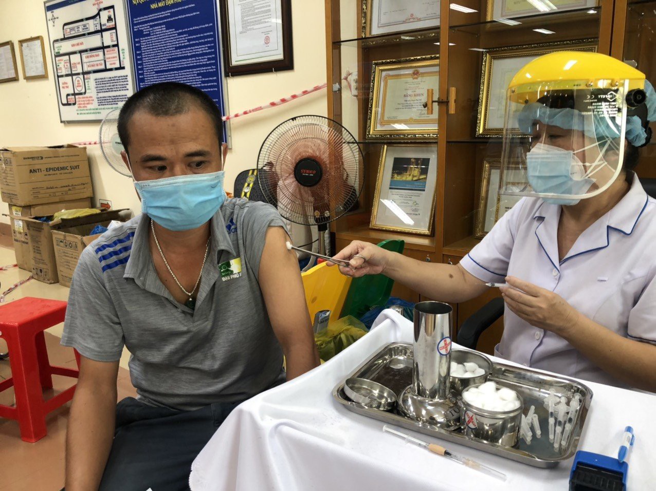 Công nhân Nhà máy Đạm Phú Mỹ được tiêm vắc xin phòng COVID-19. Ảnh: TRÀ NGÂN