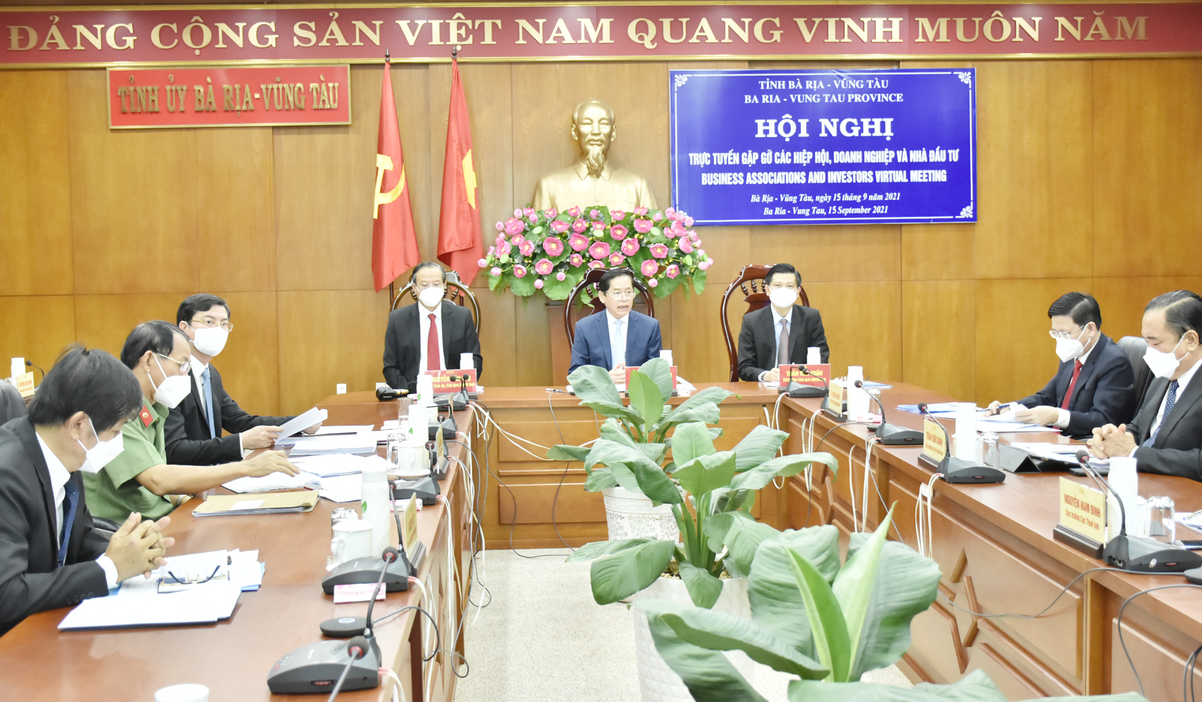 Ông Phạm Viết Thanh, Ủy viên Trung ương Đảng, Bí thư Tỉnh ủy, Chủ tịch HĐND tỉnh, Trưởng Ban Chỉ đạo (BCĐ) Phòng, chống dịch COVID-19 tỉnh; ông Nguyễn Văn Thọ, Phó Bí thư Tỉnh ủy, Chủ tịch UBND tỉnh, Phó Trưởng BCĐ Phòng, chống dịch COVID-19 tỉnh, Chỉ huy trưởng Trung tâm Chỉ huy Phòng, chống dịch COVID-19 tỉnh; ông Trần Văn Tuấn, Ủy viên Ban Thường vụ Tỉnh ủy, Phó Chủ tịch UBND tỉnh, Phó Trưởng BCĐ Phòng, chống dịch COVID-19 tỉnh đồng chủ trì hội nghị.