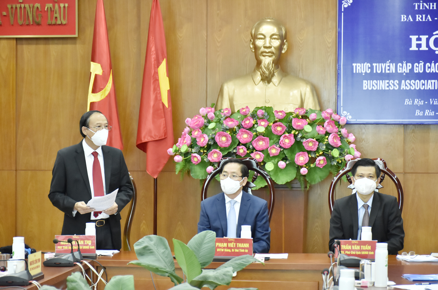 Ông Nguyễn Văn Thọ, Phó Bí thư Tỉnh ủy, Chủ tịch UBND tỉnh, Phó Trưởng BCĐ Phòng, chống dịch COVID-19 tỉnh, Chỉ huy trưởng Trung tâm Chỉ huy Phòng, chống dịch COVID-19 tỉnh giải đáp một số thắc mắc của đại diện Hiệp hội DN, nhà đầu tư.