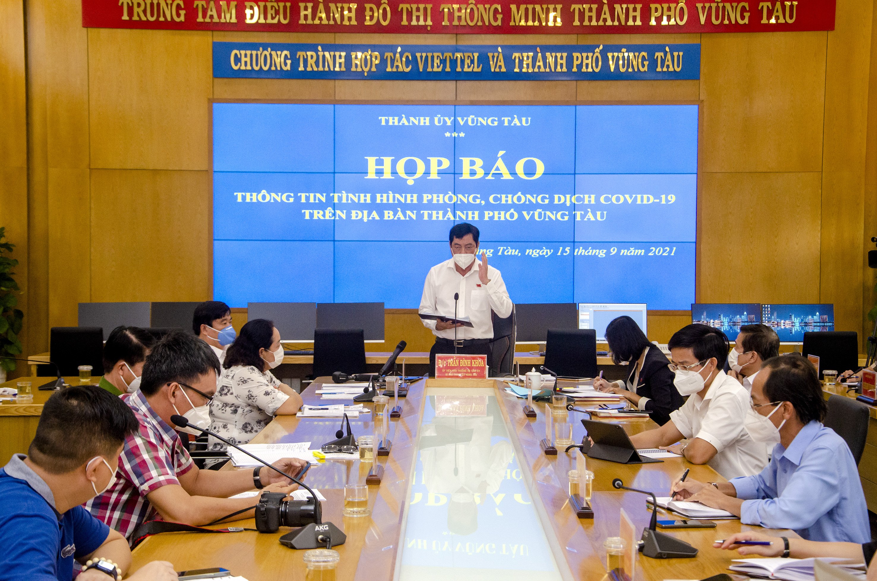 Ông Trần Đình Khoa, Ủy viên Ban Thường vụ Tỉnh ủy, Bí thư Thành ủy, Trưởng BCĐ phòng, chống dịch COVID-19 TP. Vũng Tàu phát biểu tại cuộc họp báo.