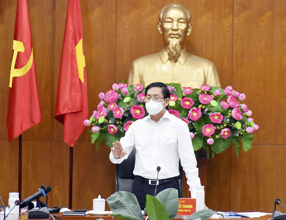 Ông Phạm Viết Thanh, Ủy viên Trung ương Đảng, Bí thư Tỉnh ủy, Chủ tịch HĐND tỉnh, Trưởng BCĐ Phòng, chống dịch COVID-19 tỉnh phát biểu tại cuộc họp.