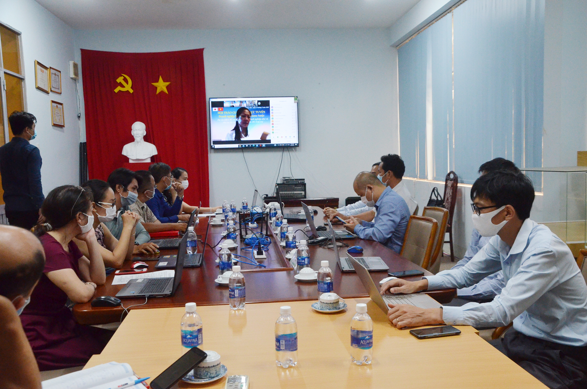 Đại diện Sở Công thương, các DN tham gia dự án tại đầu cầu BR-VT trong buổi Hội thảo trực tuyến giao lưu giữa DN BR-VT và DN Tsubame - Sanjo (Nhật Bản).