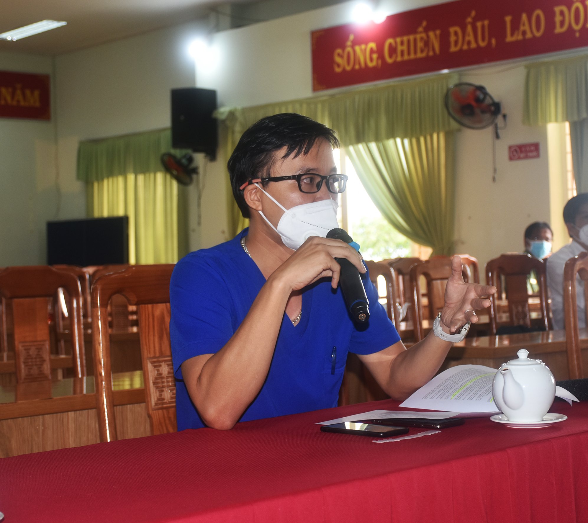 Bác sĩ Nguyễn Hữu Chiến trình bày ý kiến của mình.