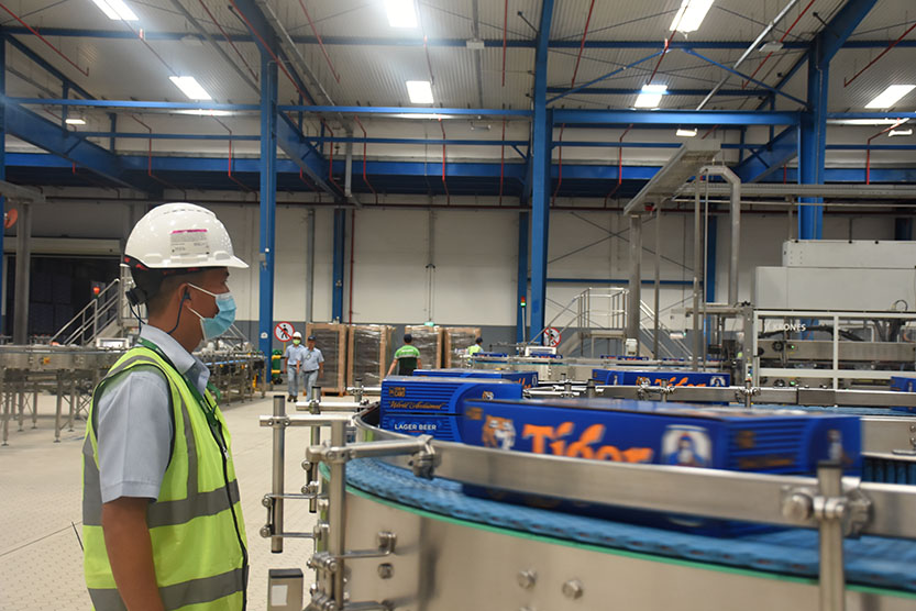 Dây chuyền đóng gói sản phẩm tại Công ty TNHH Nhà máy Bia Heineken Việt Nam - Vũng Tàu. Ảnh: THANH NGA