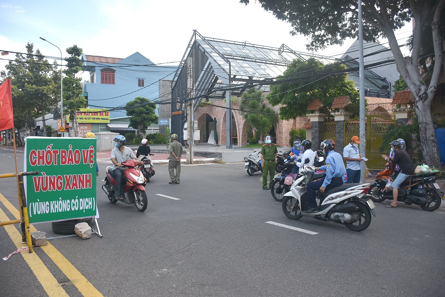 Kiểm tra người ra vào vùng xanh tại chốt kiểm dịch trên đường Võ Thị Sáu, phường 2,  TP. Vũng Tàu.