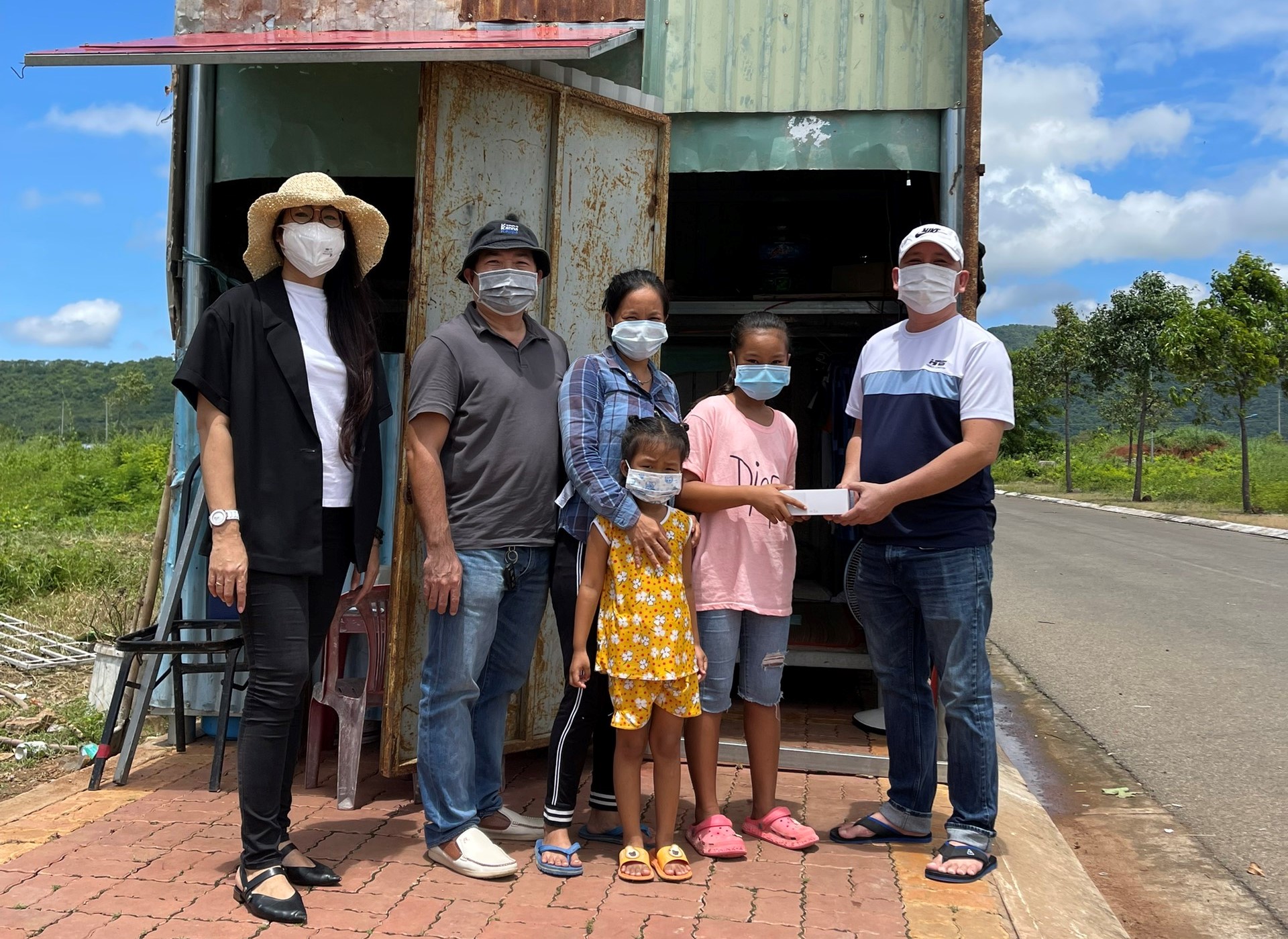 Đại diện LĐLĐ TP. Vũng Tàu và Nhóm thiện nguyện TP. Vũng Tàu trao điện thoại tới học sinh nghèo tại xã Long Hương, TP. Bà Rịa.