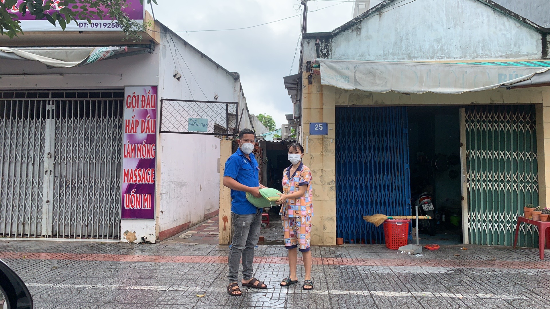  Salon Calvin Tuấn Thành tặng quà cho người khó khăn tại phường Thắng Tam, TP.Vũng Tàu.