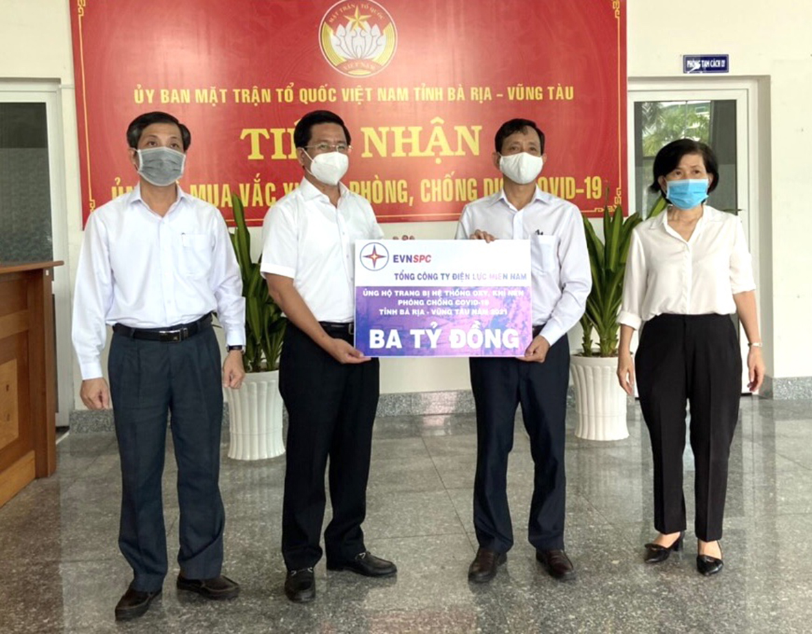 Ông Bùi Chí Thành, Chủ tịch UBMTTQ Việt Nam tỉnh (thứ hai từ trái qua) tiếp nhận bảng tượng trưng tiền tài trợ 3 tỷ đồng từ đại diện EVNSPC.