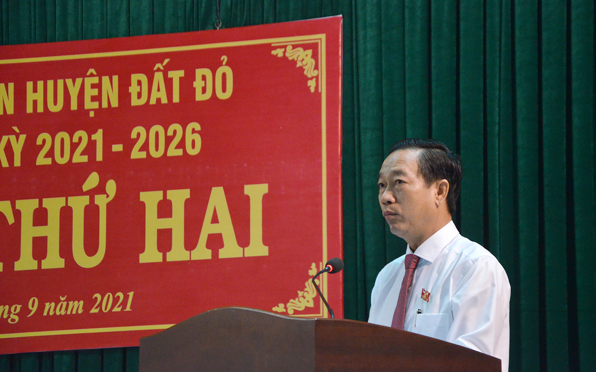 Ông Lê Văn Hòa, Bí thư Huyện ủy, Chủ tịch HĐND huyện phát biểu khai mạc kỳ họp.
