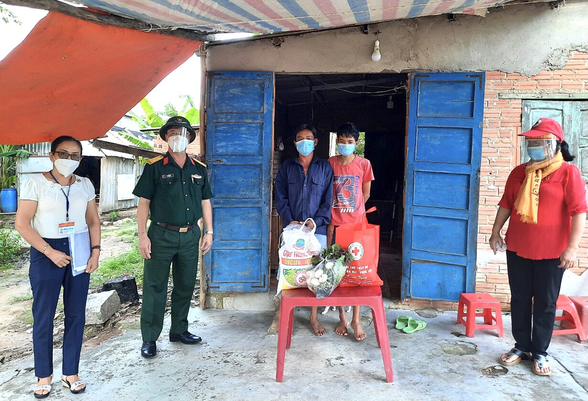 Hội Chữ thập đỏ và Ban CHQS TX. Phú Mỹ tặng quà gia đình có hoàn cảnh khó khăn.