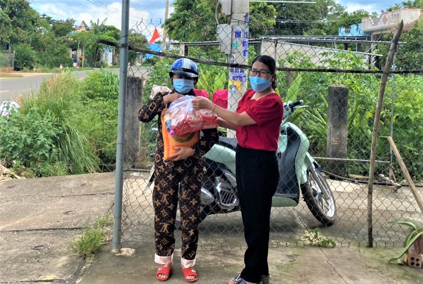 Đại diện Hội LHPN xã Sơn Bình (huyện Châu Đức) trao quà cho người dân khó khăn thuê trọ tại địa phương.