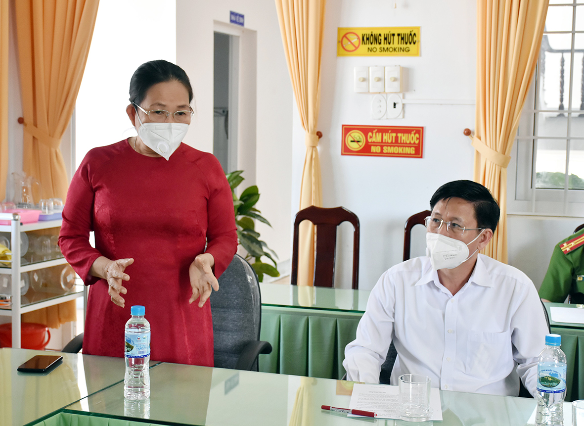 Bà Nguyễn Thị Yến, Phó Bí thư Thường trực Tỉnh ủy, Trưởng Đoàn ĐBQH tỉnh, Phó Trưởng BCĐ Phòng, chống dịch COVID-19 tỉnh đề nghị, huyện Đất Đỏ cần có những kế hoạch, chương trình cụ thể hỗ trợ cho những ngư dân khó khăn do ảnh hưởng của dịch COVID-19.