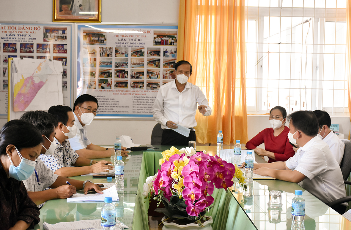 Ông Nguyễn Văn Thọ, Chủ tịch UBND tỉnh, Phó Trưởng Ban Thường trực Trưởng BCĐ Phòng, chống dịch COVID-19 tỉnh yêu cầu, huyện Đất Đỏ cần có phương án cụ thể để bảo đảm việc ngư dân ra khơi, tập kết, mua bán hải sản phải bảo đảm công tác phòng, chống dịch.