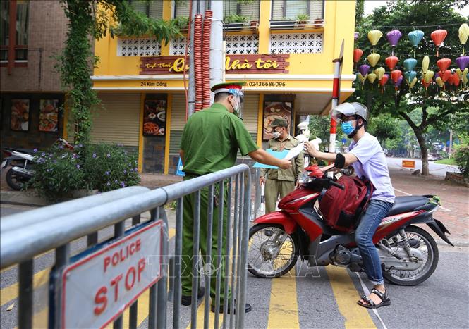 Thực hiện các biện pháp phòng chống dịch trong giãn cách xã hội. Ảnh: TTXVN