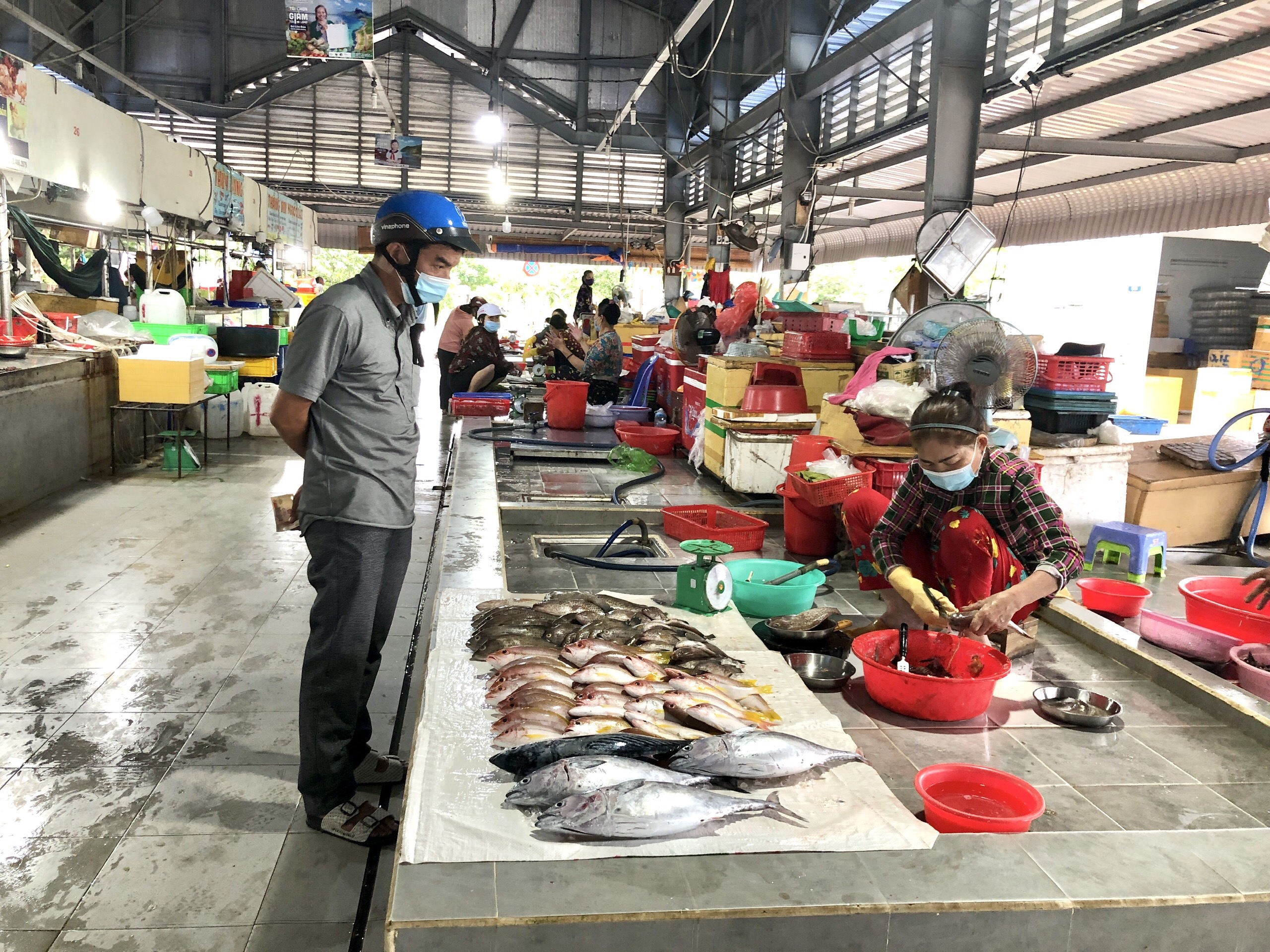 Người dân Côn Đảo đi chợ mua thực phẩm. Ảnh: MẠNH CƯỜNG