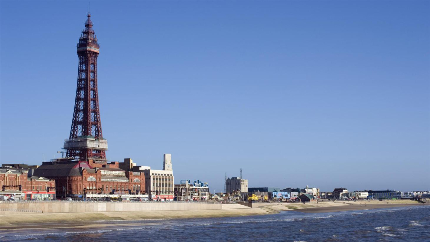 Du khách tham quan đấu trường La Mã (Ý). Thành phố biển Blackpool hồi sinh nhờ du lịch nội địa.