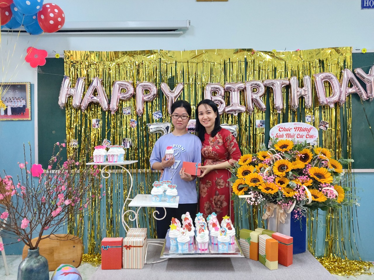 Em Trương Nguyễn Bảo Hân và cô giáo Nguyễn Thị Thảo Nguyên.