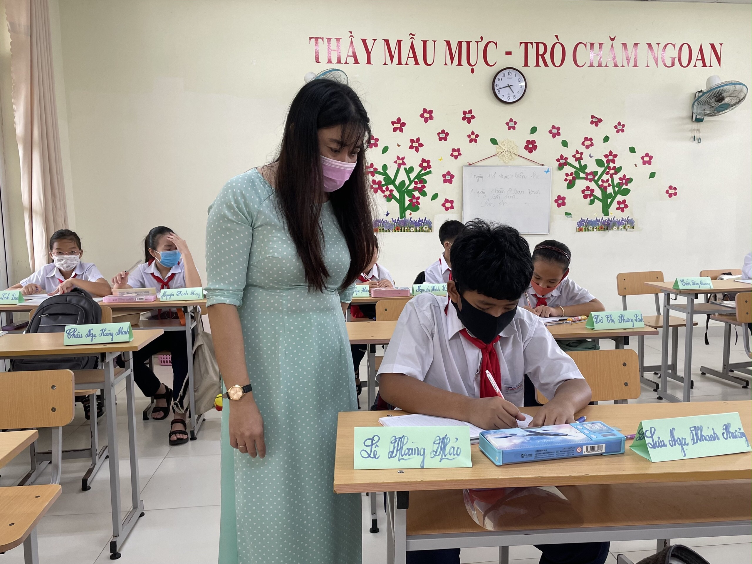 Cô Lê Thị Ngọc Dung, giáo viên chủ nhiệm lớp 6A, Trường THCS Lê Hồng Phong, huyện Côn Đảo hướng dẫn học sinh học tập. 