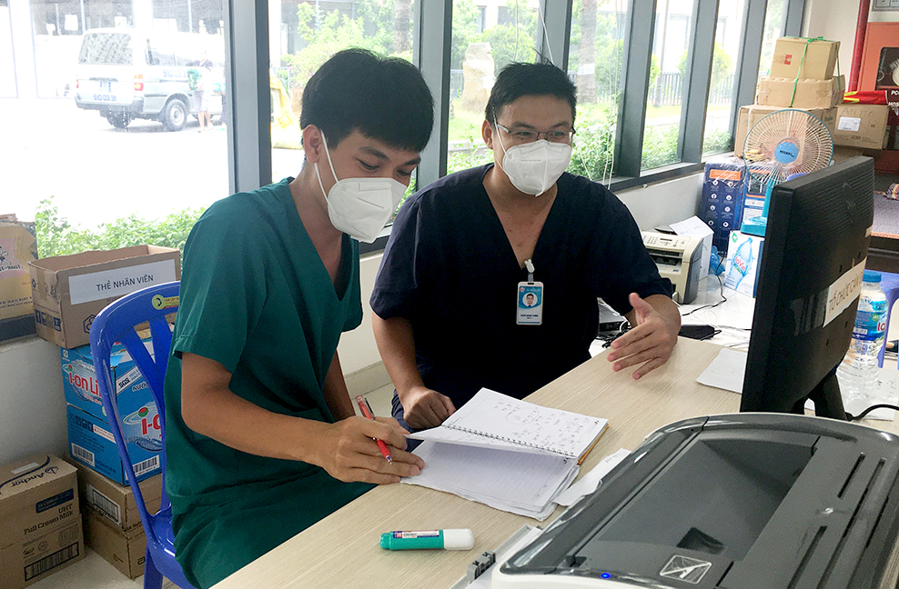 Bác sĩ Hải (trái) và đồng nghiệp làm việc tại Khu điều hành Bệnh viện dã chiến số 8.