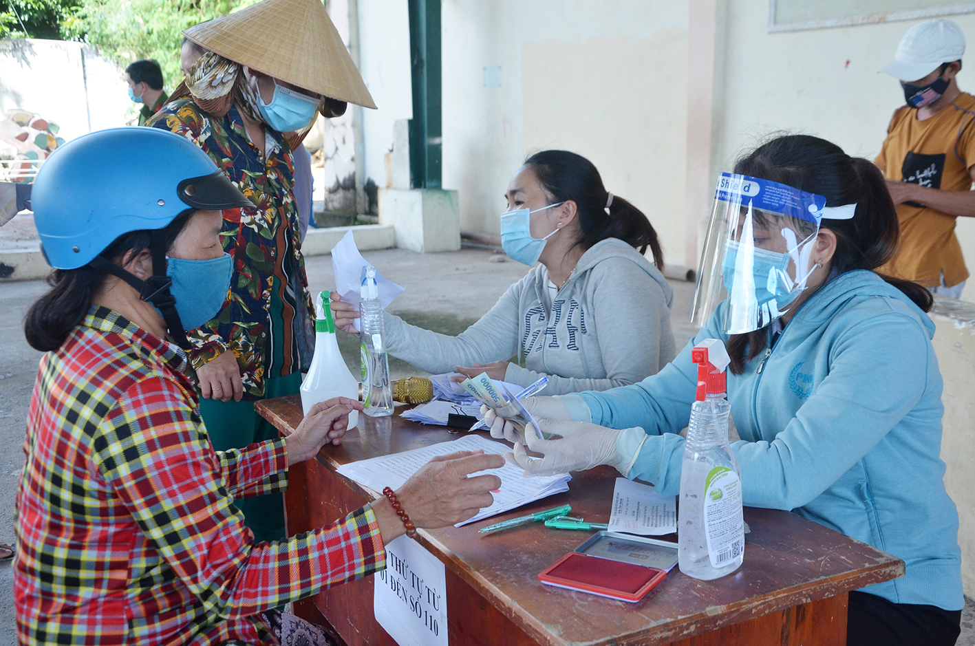 Thị trấn Phước Hải, huyện Đất Đỏ chi trả hỗ trợ cho lao động đò nan, thúng máy trên địa bàn chiều 17/9.