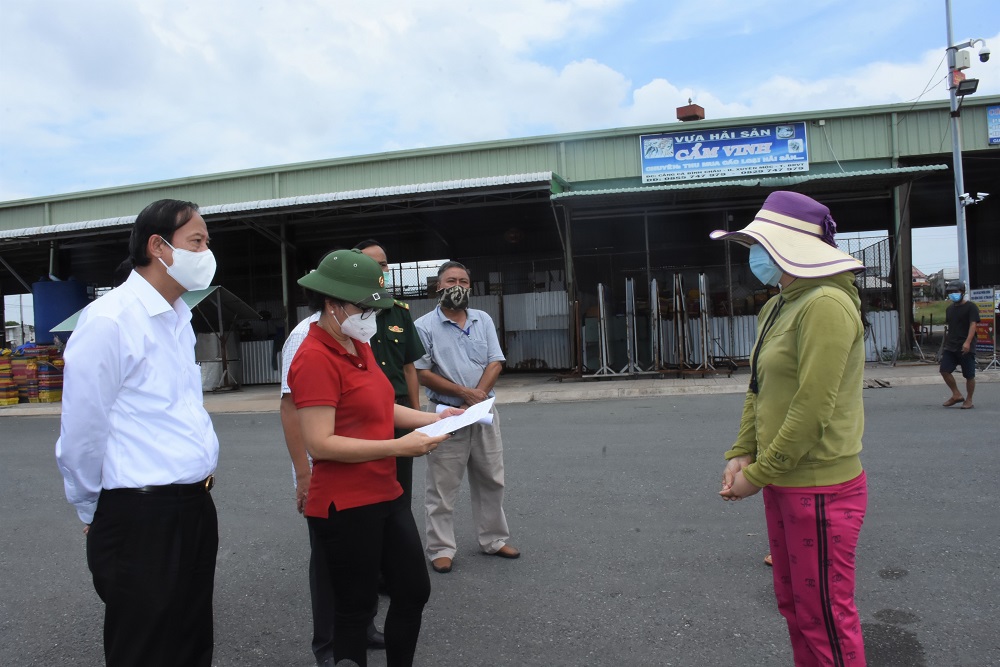 Ông Nguyễn Văn Thọ, Chủ tịch UBND tỉnh trao đổi với ngư dân về những khó khăn do ảnh hưởng của dịch COVID-19.