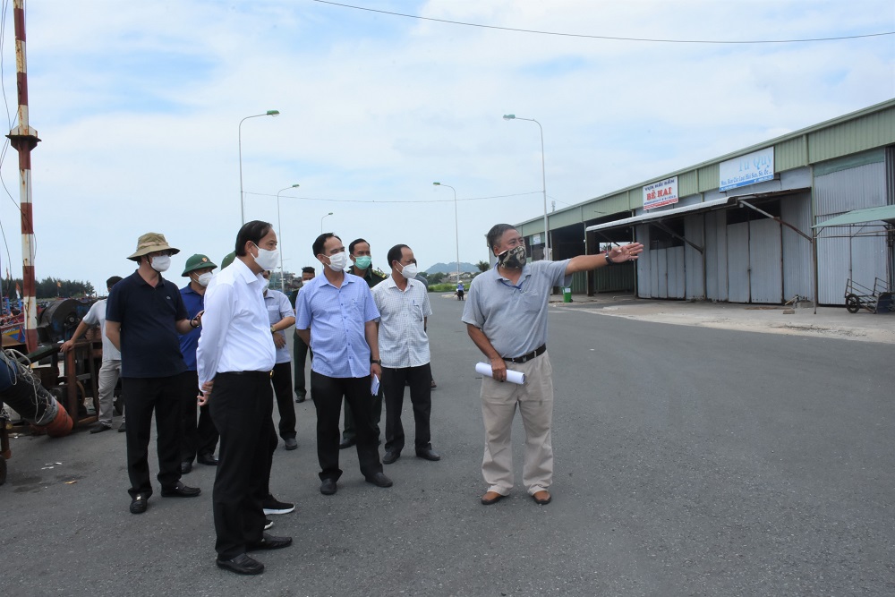 Ban Quản lý Khu neo đậu tránh trú bão cho tàu cá cửa Bến Lội - Bình Châu (huyện Xuyên Mộc) báo cáo với lãnh đạo tỉnh về hoạt động phòng chống dịch.