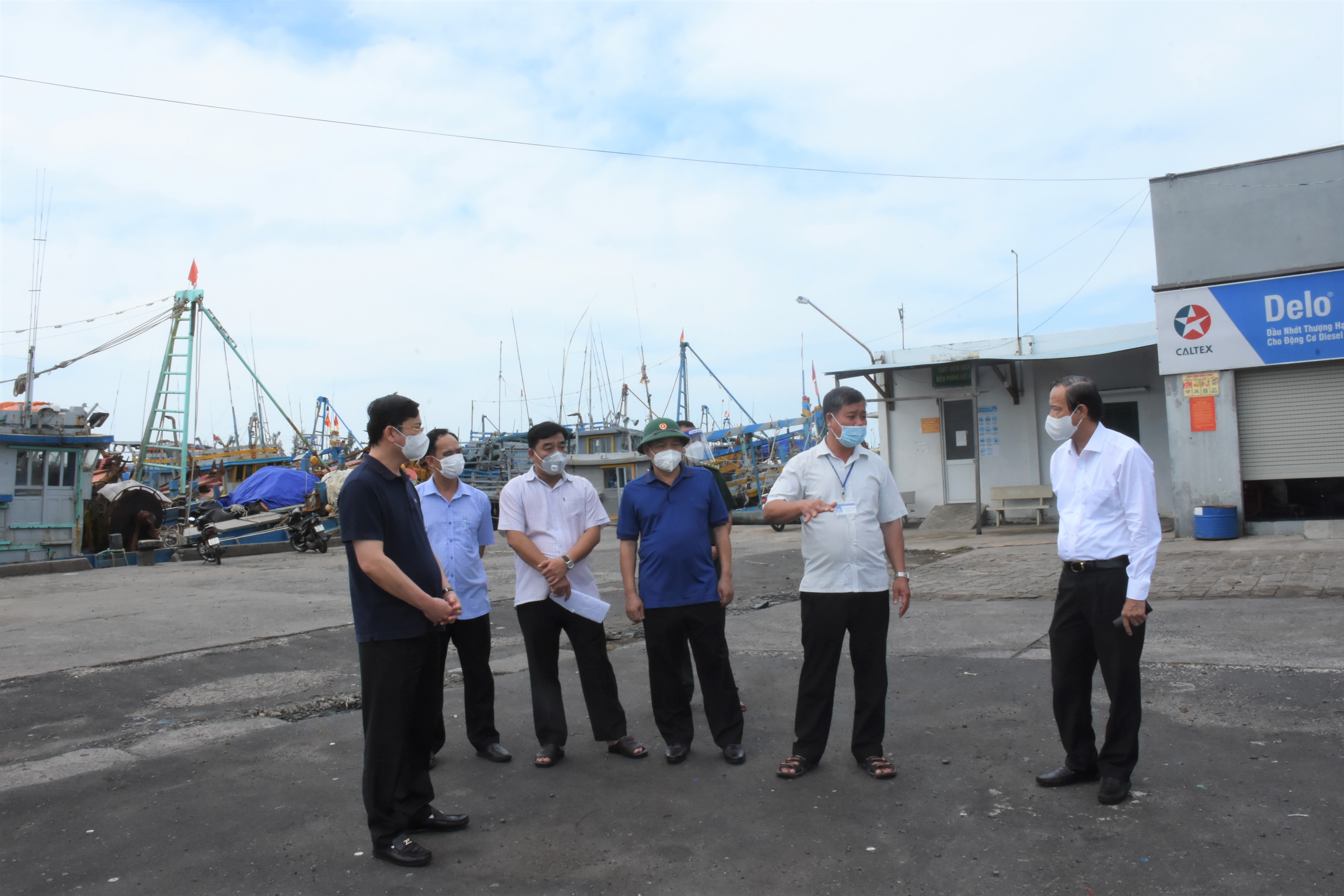 Lãnh đạo tỉnh, trao đổi với Ban Quản lý Cảng cá Lộc An về công tác phòng chống dịch COVID-19.
