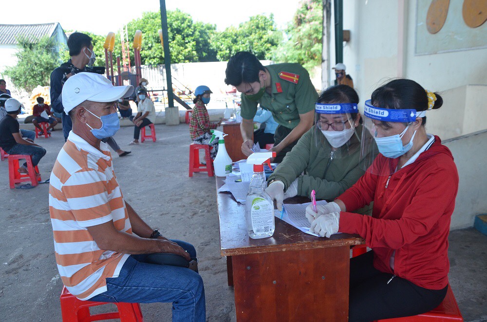 TT. Phước Hải, huyện Đất Đỏ hỗ trợ tiền cho ngư dân tại địa phương gặp khó khăn do dịch COVID-19.