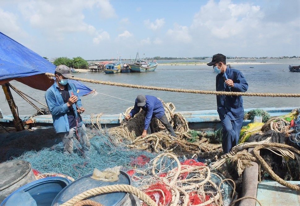 Sau thời gian giãn cách, ngư dân tại các huyện vùng xanh mong ngóng ngày mở biển ra khơi trở lại. Trong ảnh: Ngư dân xã Phước Tỉnh, huyện Long Điền chuẩn bị ngư lưới  (ảnh chụp trước giãn cách).