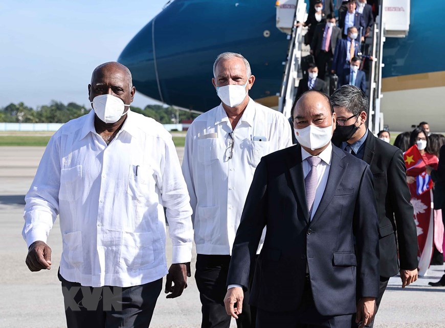 Ủy viên Bộ Chính trị, Phó Chủ tịch nước Cuba Salvador Valdes Mesa đón Chủ tịch nước Nguyễn Xuân Phúc tại sân bay Quốc tế Jose Marti Habana. Ảnh: THỐNG NHẤT