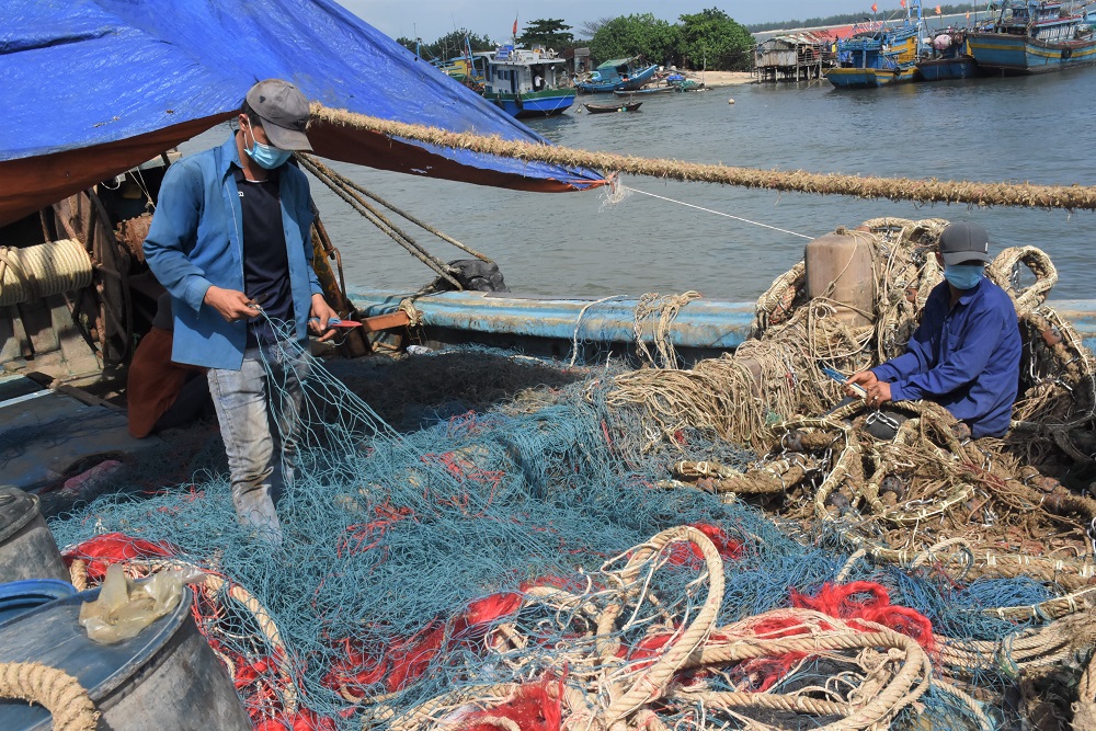 Sau thời gian giãn cách vì dịch bệnh, ngư dân trên địa bàn tỉnh mong sớm được ra khơi đánh bắt.  Trong ảnh: Ngư dân xã Lộc An, huyện Đất Đỏ chuẩn bị ngư lưới cụ. Ảnh: KIM HỒNG