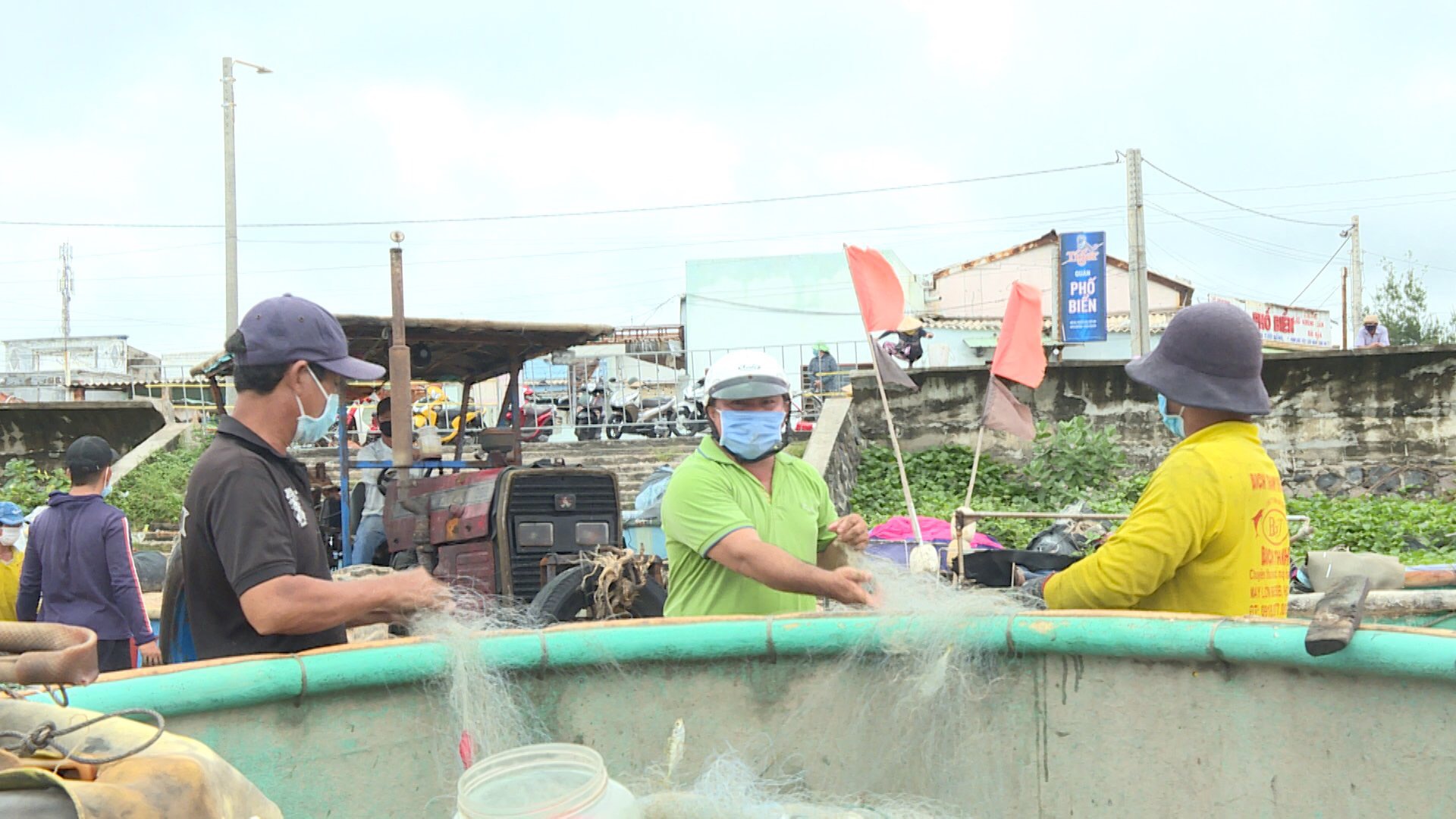 Ngư dân TT. Phước Hải khấn khởi thu hoạch cá sau chuyến ra khơi đầu tiên sau 2 tháng giãn cách. Ảnh: TUẤN VŨ