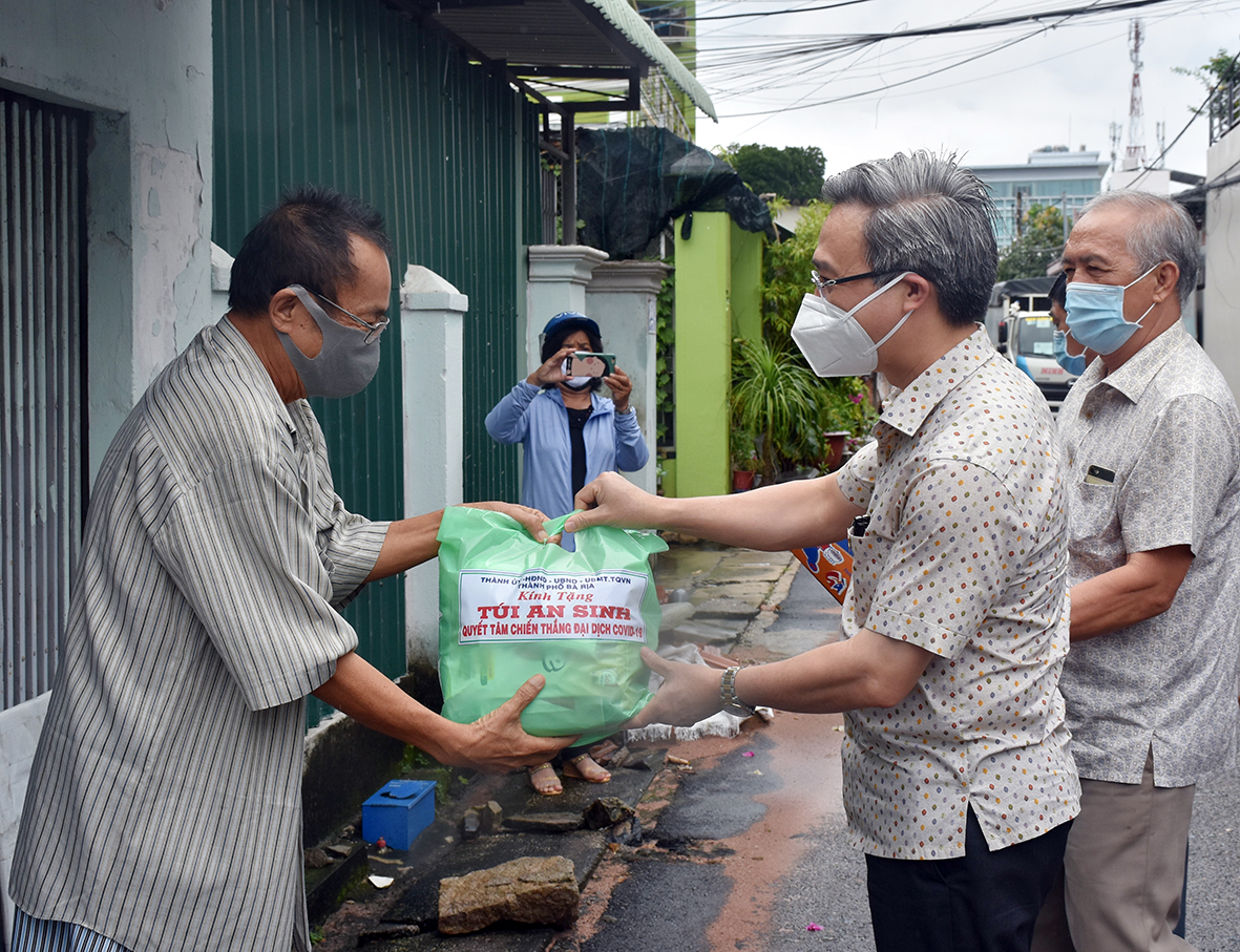 Ông Đặng Minh Thông, Ủy viên Ban Thường vụ Tỉnh ủy, Bí thư Thành ủy, Trưởng BCĐ Phòng, chống dịch COVID-19 TP.Bà Rịa thăm, tặng quà  hộ gia đình khó khăn trên địa bàn phường Phước Trung.
